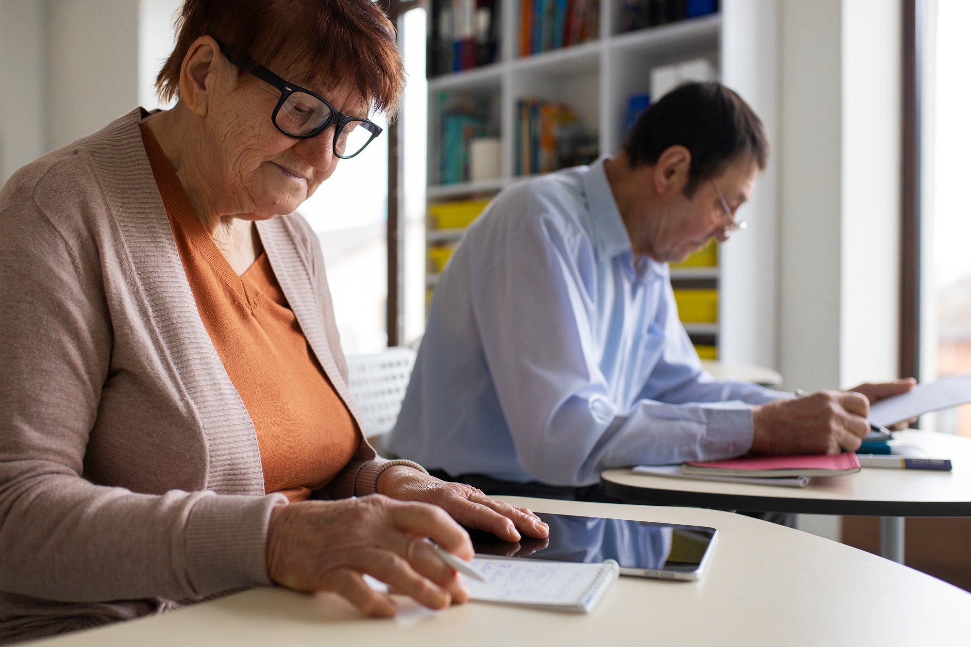 side-view-senior-people-learning-together side-view-senior-people-learning-together
